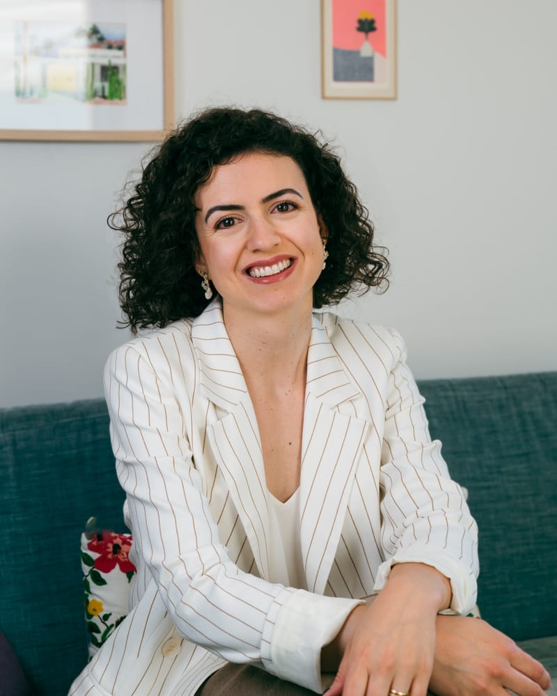 Ana dans son salon &agrave; Rennes