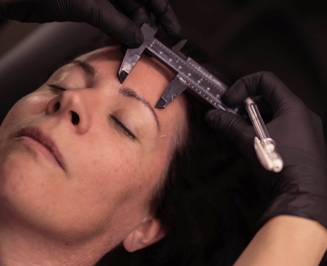 Prise de mesures des sourcils chez ANABÉ à Rennes