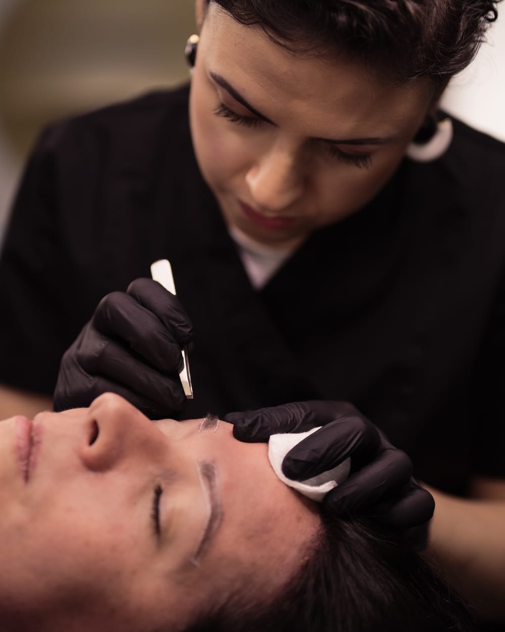 Épilation sur mesure de sourcils