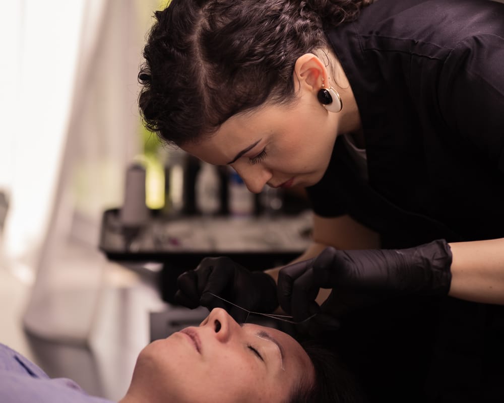 &Eacute;pilation et teinture classique de sourcils