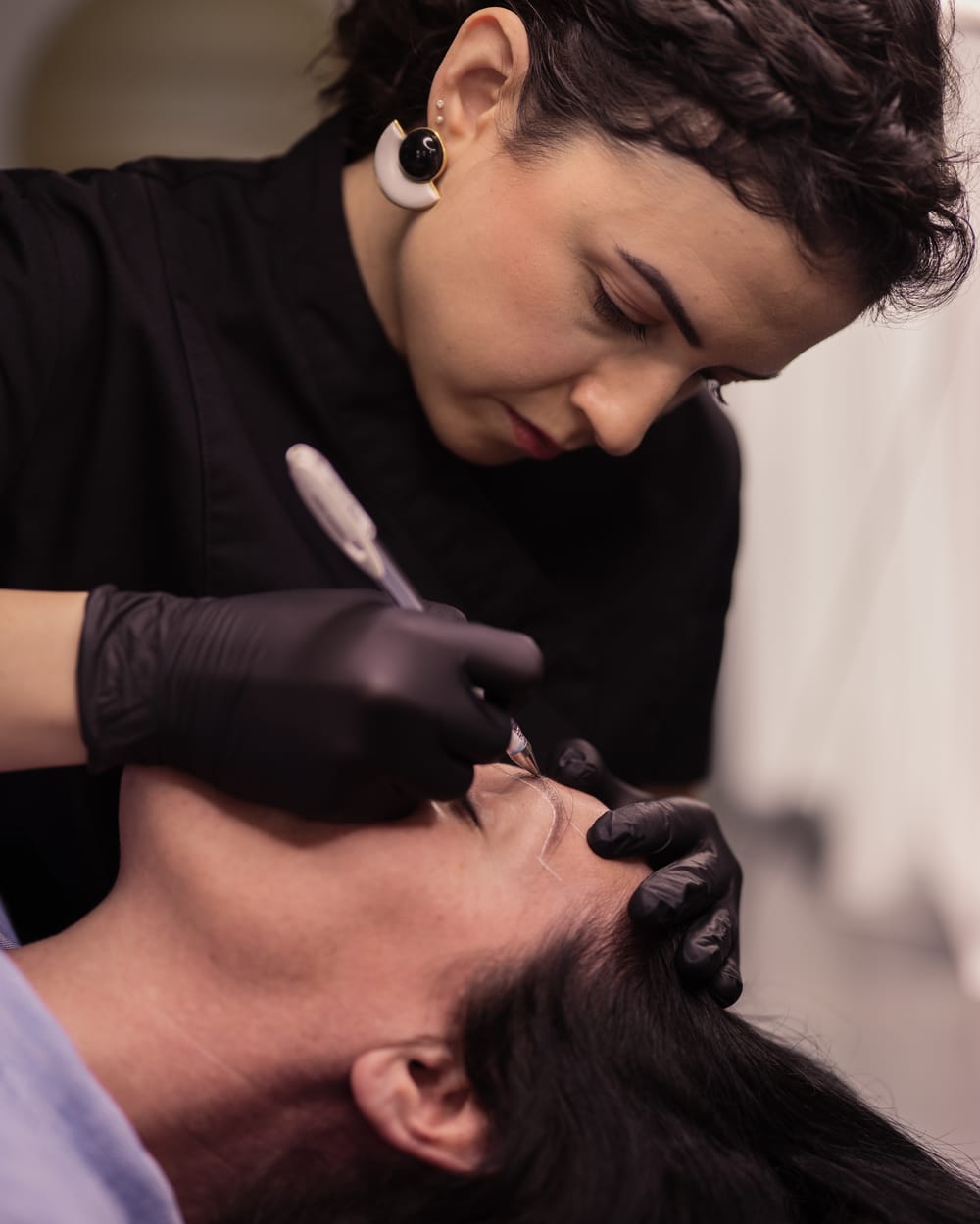 &Eacute;pilation et teinture hybride de sourcils